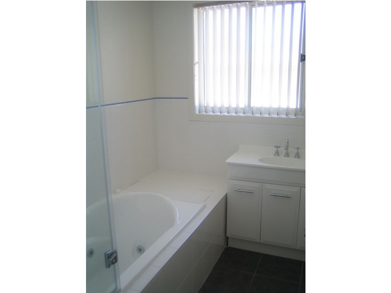 1/13 Beach Road, Lindisfarne TAS 7015