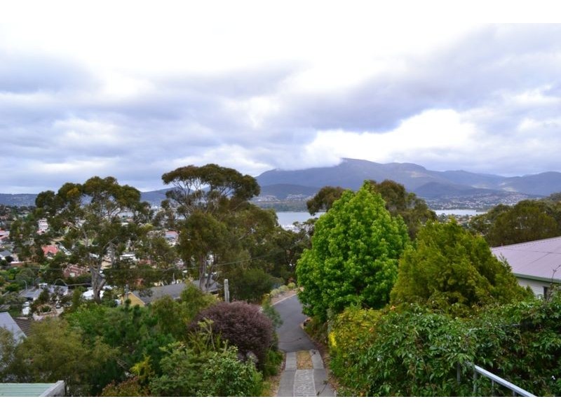 124 Karoola Road, Lindisfarne TAS 7015