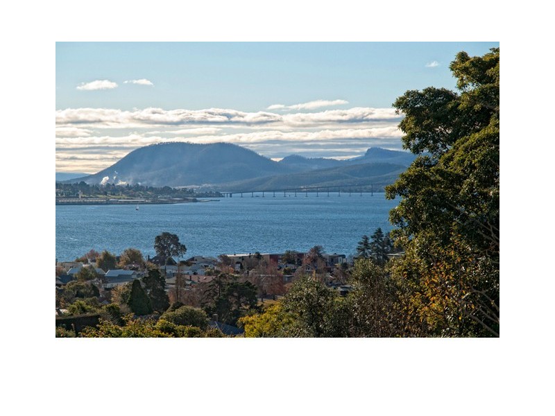 542 Churchill Avenue, Sandy Bay TAS 7005