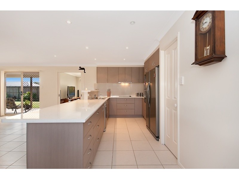 2 Dewdrop Place, Ningi QLD 4511