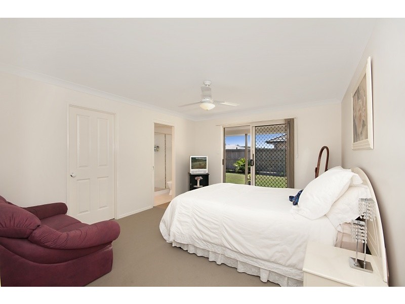 2 Dewdrop Place, Ningi QLD 4511