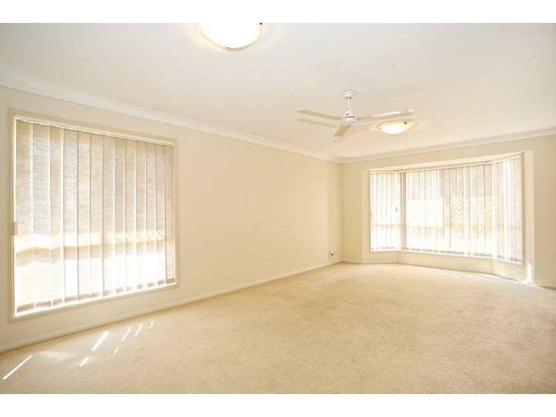 8 Smout Court, Sandstone Point QLD 4511