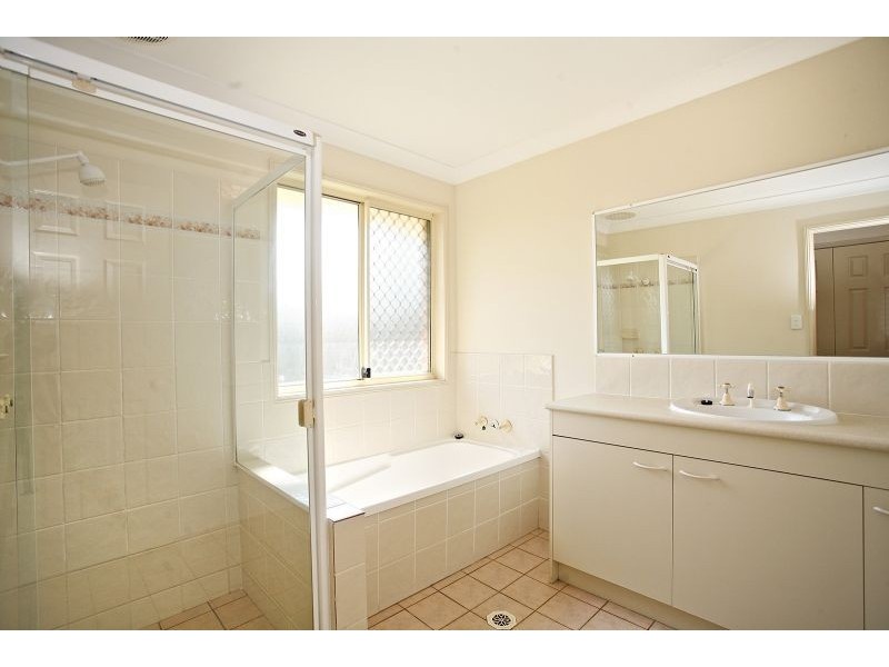 8 Smout Court, Sandstone Point QLD 4511