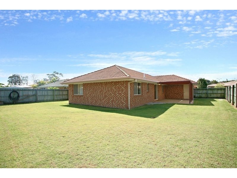 8 Smout Court, Sandstone Point QLD 4511