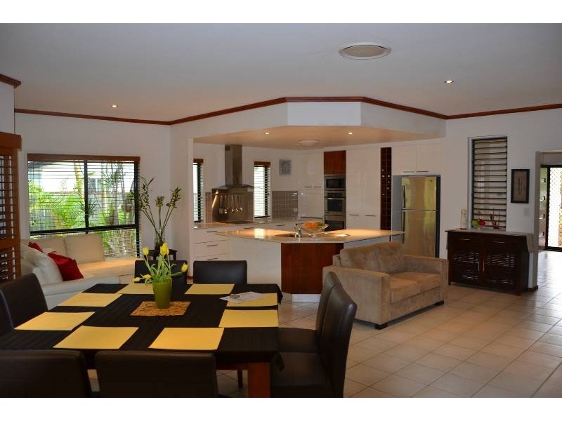 8 Avon Avenue, Banksia Beach QLD 4507