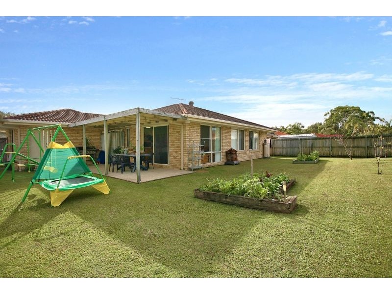 8 Bream Court, Sandstone Point QLD 4511