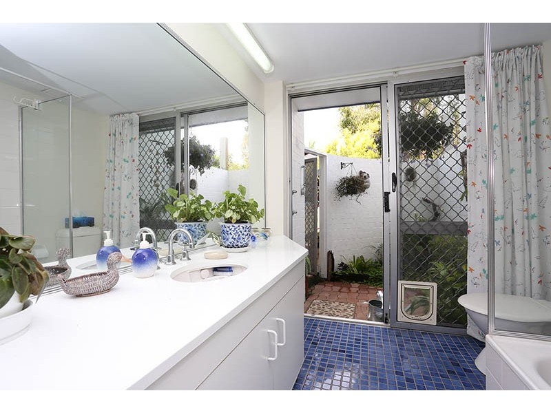 22B Spinnaker Drive, Sandstone Point QLD 4511