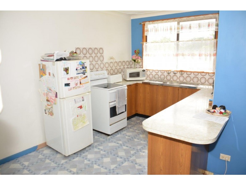 10 Birrabang Avenue, Summerland Point NSW 2259