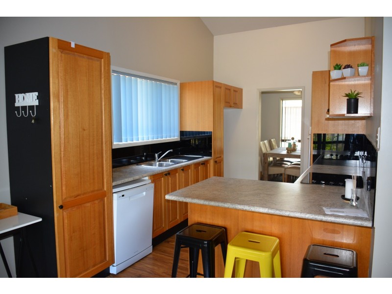 17 Tarwarri Rd, Summerland Point NSW 2259