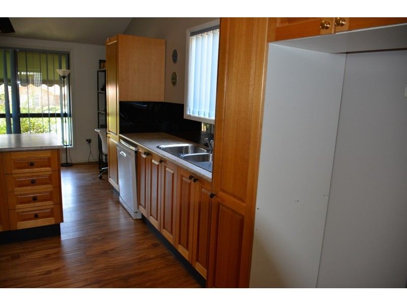 17 Tarwarri Rd, Summerland Point NSW 2259