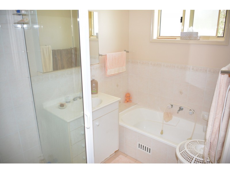 4 Naroo Avenue, Summerland Point NSW 2259
