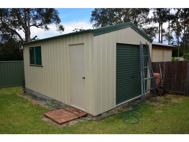 4 Naroo Avenue, Summerland Point NSW 2259