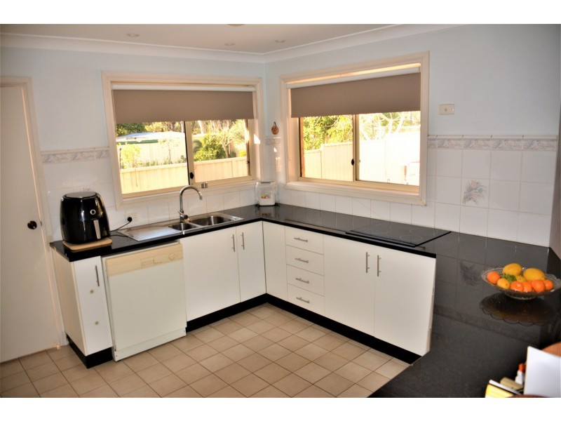 16 Government Road, Summerland Point NSW 2259