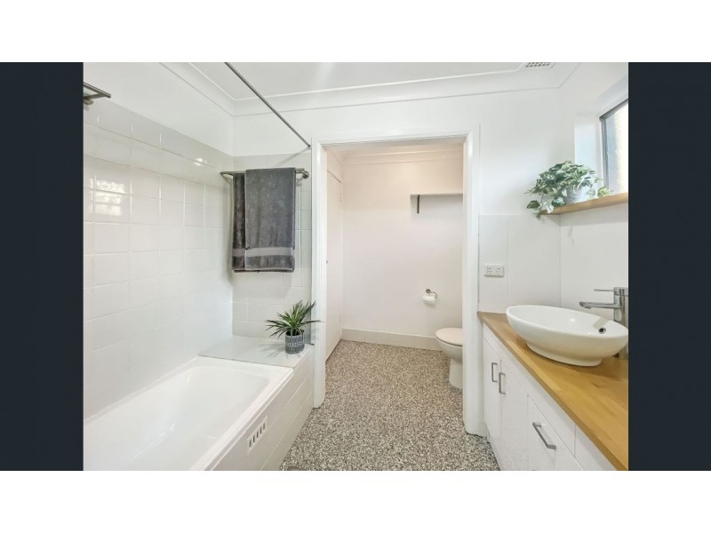 6 Birrabang Avenue, Summerland Point NSW 2259