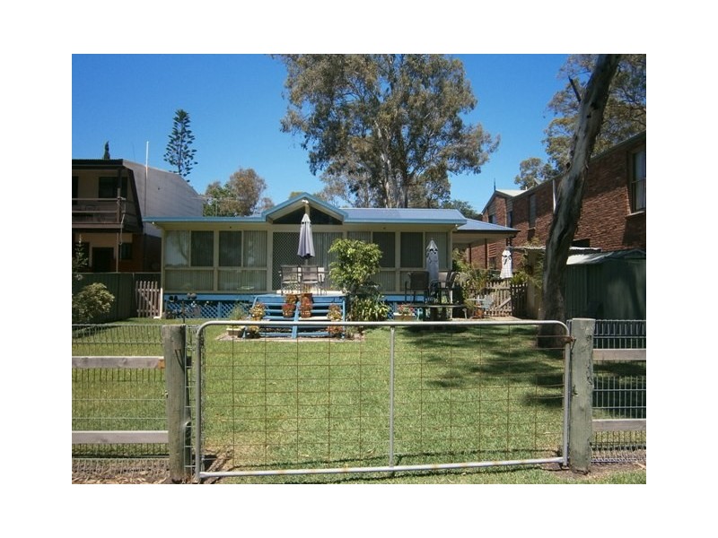 7 Lakeshore Avenue, Kingfisher Shores NSW 2259