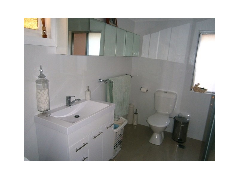1 Birrabang Avenue, Summerland Point NSW 2259
