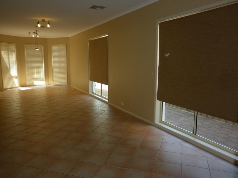 24 Ingleton Drive, Hallett Cove SA 5158