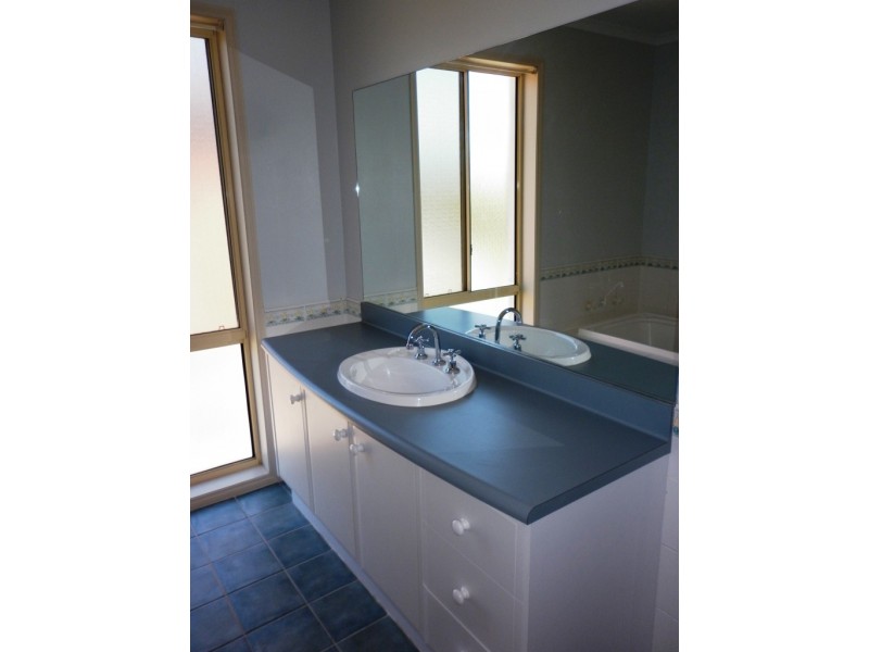 24 Ingleton Drive, Hallett Cove SA 5158