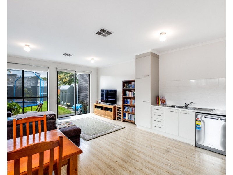 4 Ragless Avenue, Park Holme SA 5043