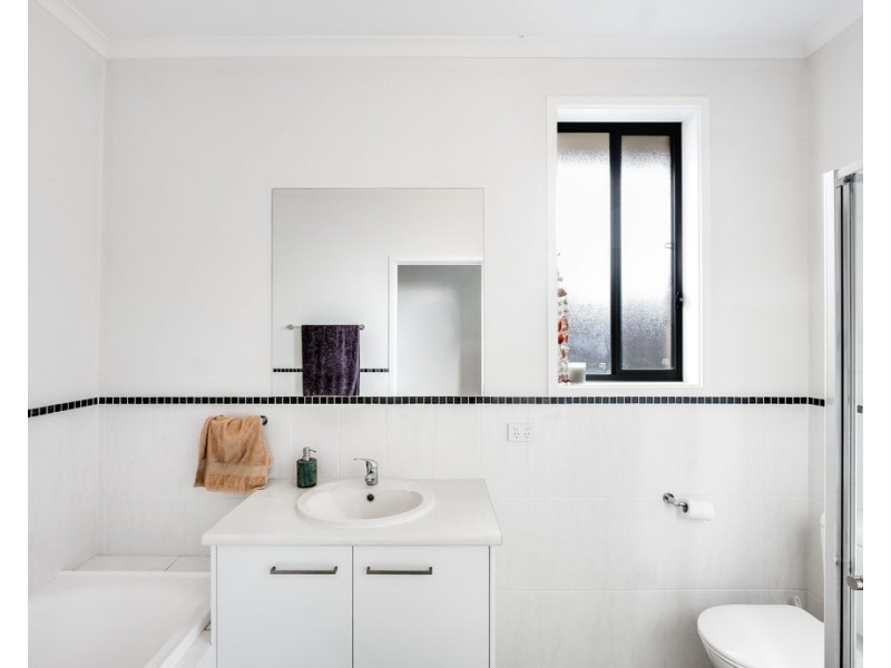 4 Ragless Avenue, Park Holme SA 5043