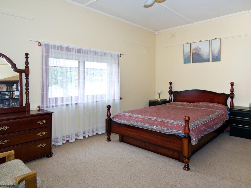 25 St Georges Avenue, Glandore SA 5037