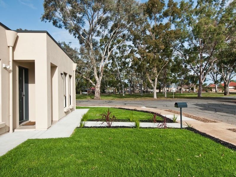 3a Cowra Cresent, Park Holme SA 5043