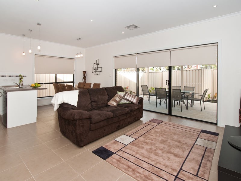 3a Cowra Cresent, Park Holme SA 5043