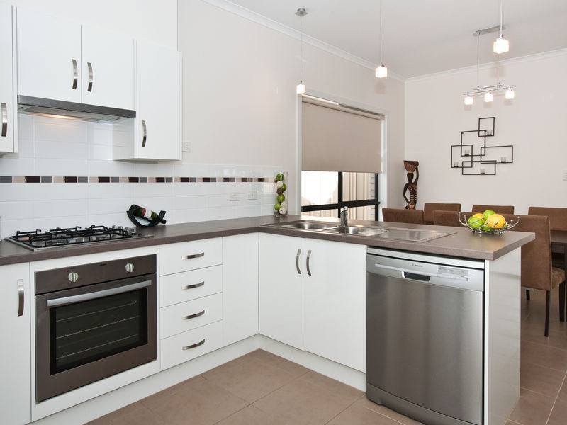 3a Cowra Cresent, Park Holme SA 5043