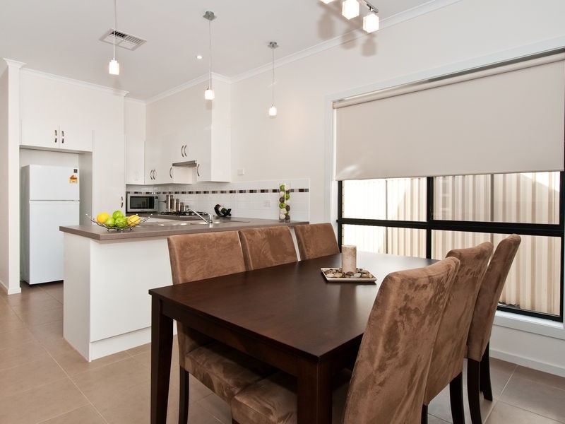 3a Cowra Cresent, Park Holme SA 5043