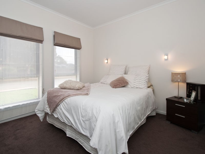 3a Cowra Cresent, Park Holme SA 5043