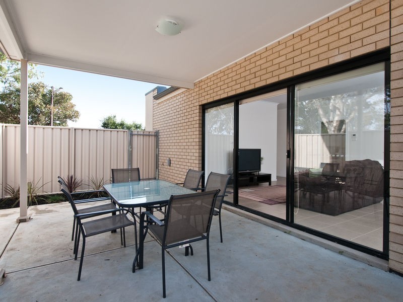 3a Cowra Cresent, Park Holme SA 5043