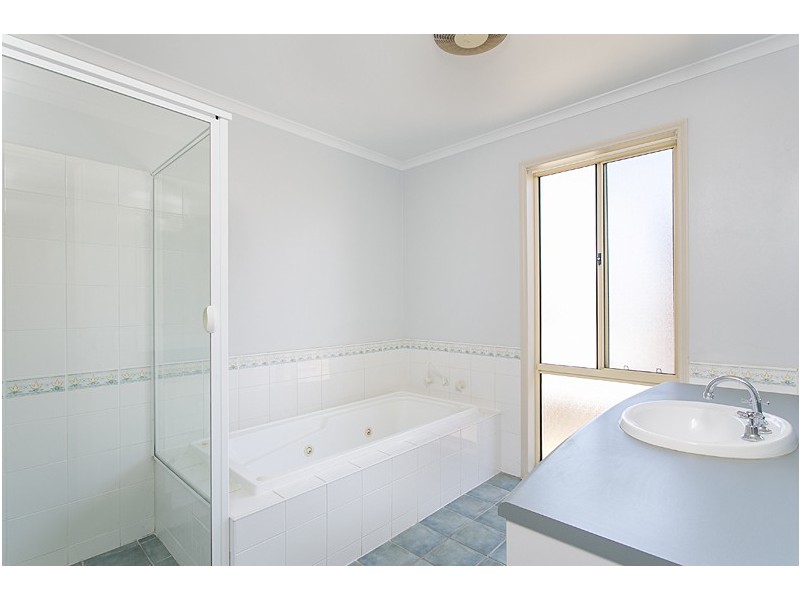 24 Ingleton Drive, Hallett Cove SA 5158