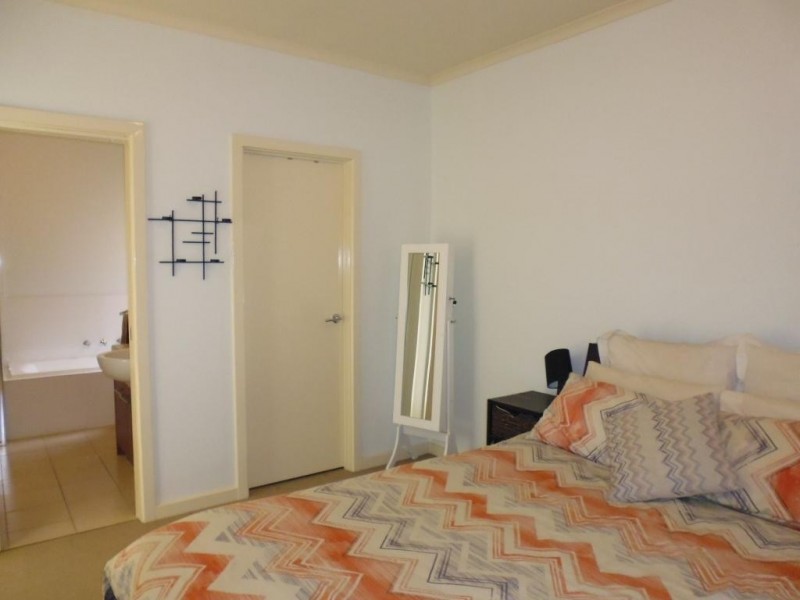 10 Ragless Avenue, Park Holme SA 5043