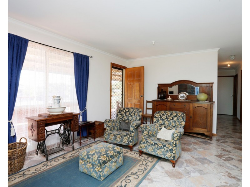 8 ACLAND STREET, Blanchetown SA 5357