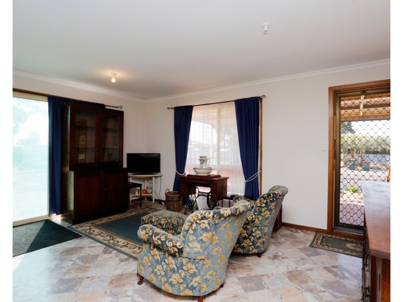 8 ACLAND STREET, Blanchetown SA 5357