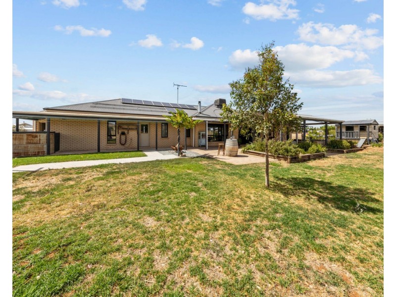697 EUDUNDA ROAD, Dutton SA 5356