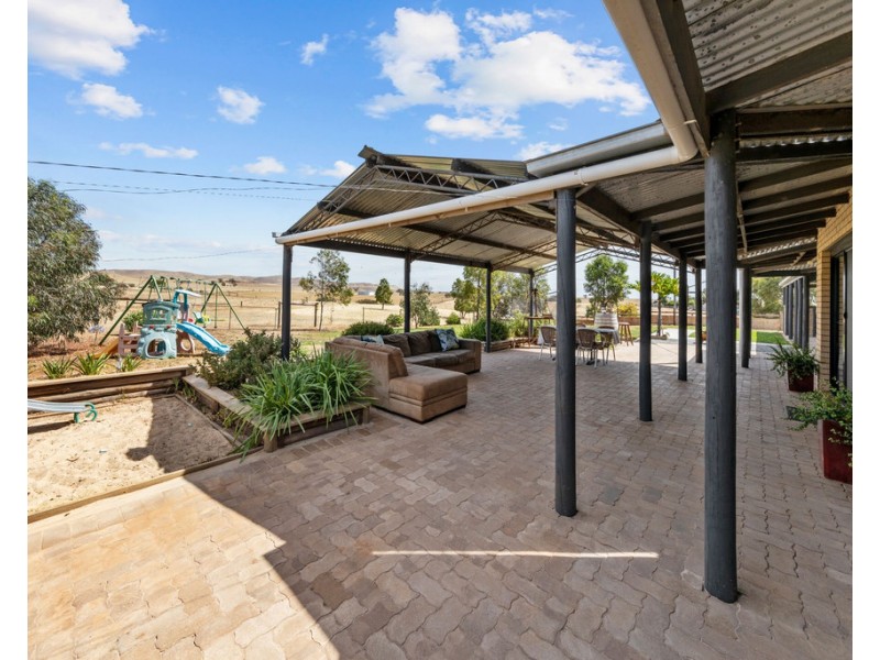 697 EUDUNDA ROAD, Dutton SA 5356