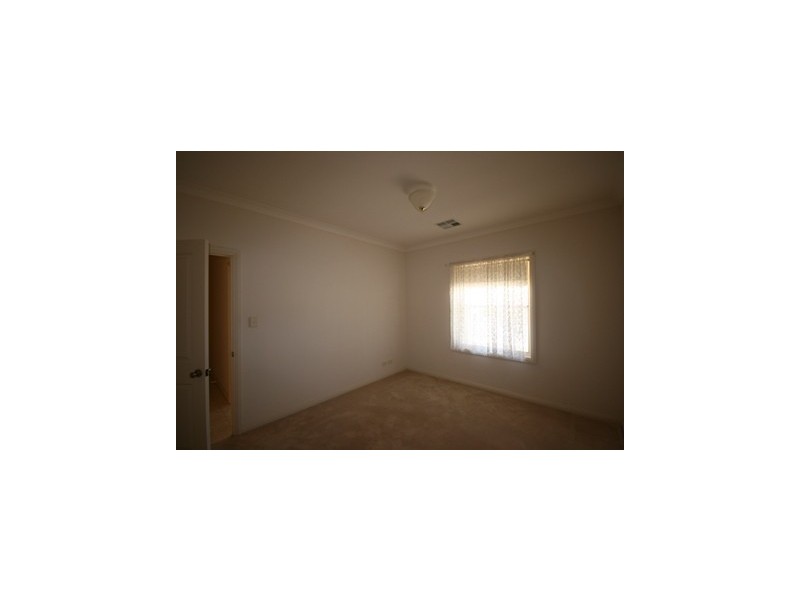 4 Oriole Walk, Mawson Lakes SA 5095