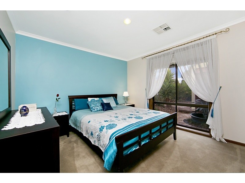 9 Lithgow Court, Redwood Park SA 5097