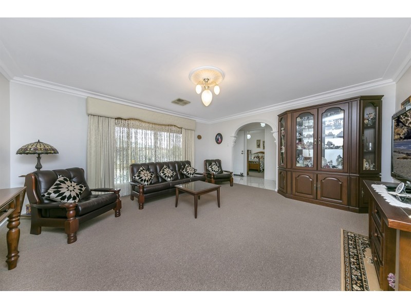 11 Thiele Crescent, Evanston Park SA 5116