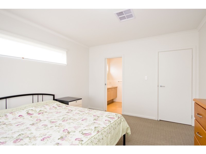 27 Parsons Grove, Park Holme SA 5043