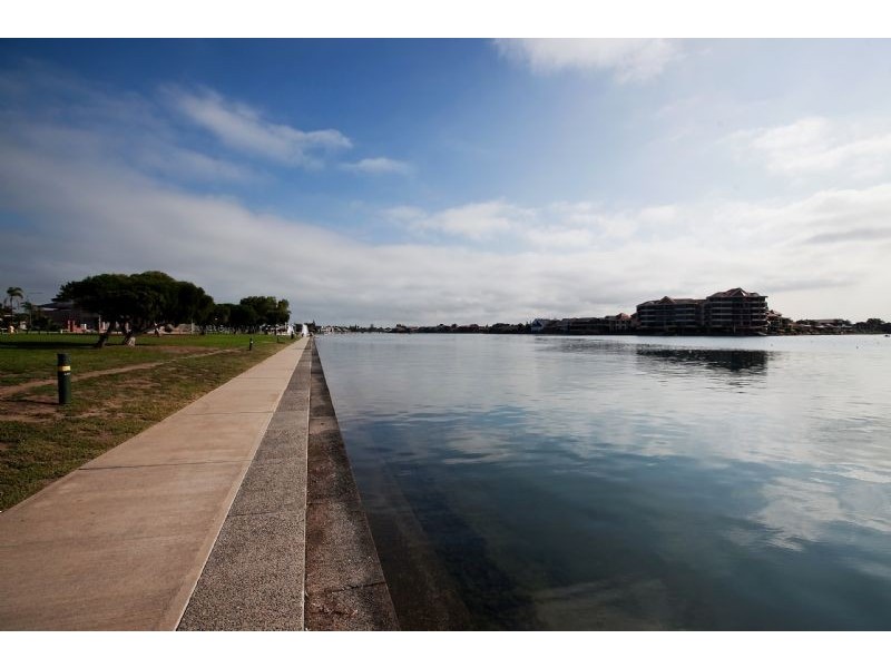 17 Lakeside Court, Tennyson SA 5022