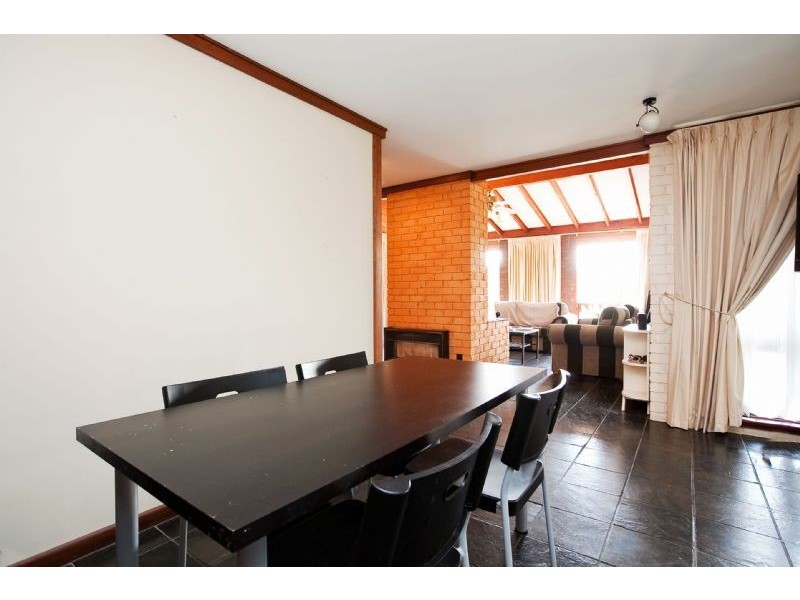 17 Lakeside Court, Tennyson SA 5022