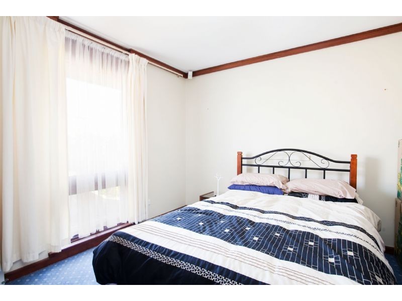 17 Lakeside Court, Tennyson SA 5022