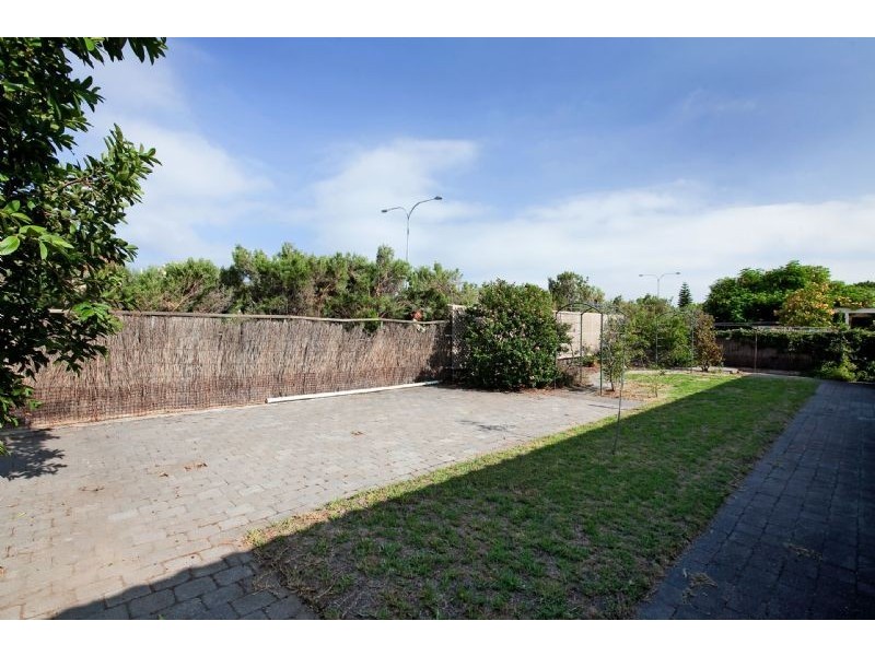 17 Lakeside Court, Tennyson SA 5022