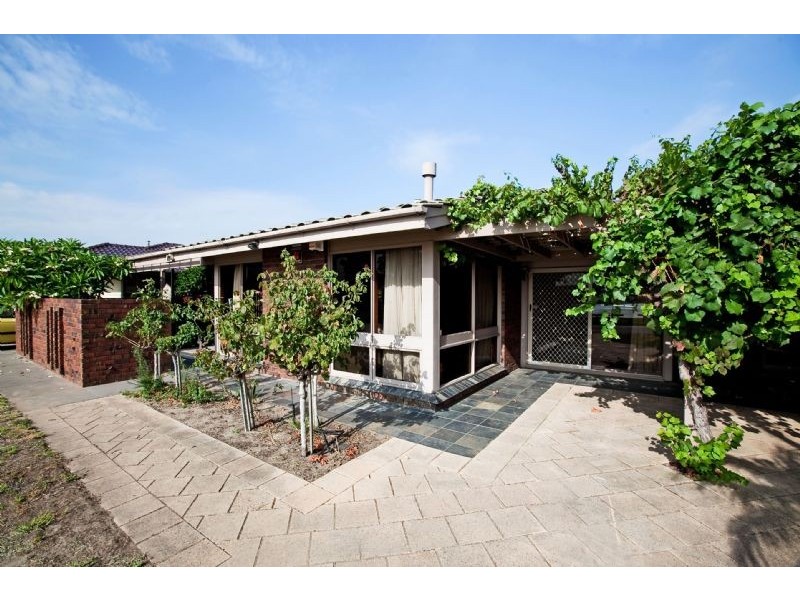 17 Lakeside Court, Tennyson SA 5022