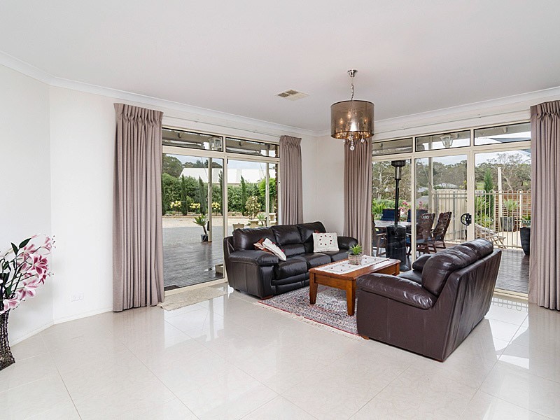 8 Crystal Court, Mount Barker SA 5251