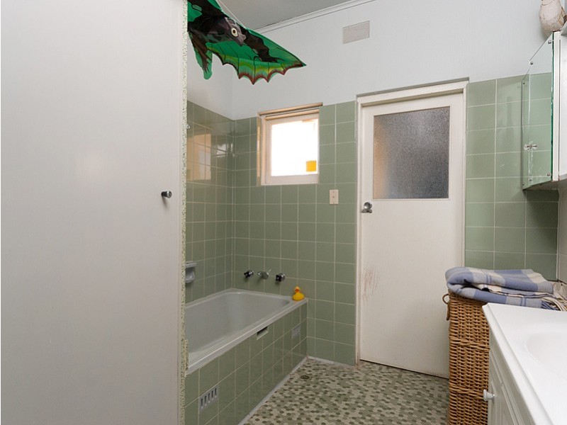 8 Battunga Avenue, Port Elliot SA 5212