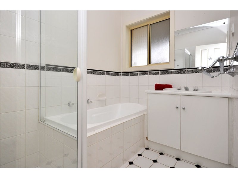 2 Estate Drive, Flagstaff Hill SA 5159