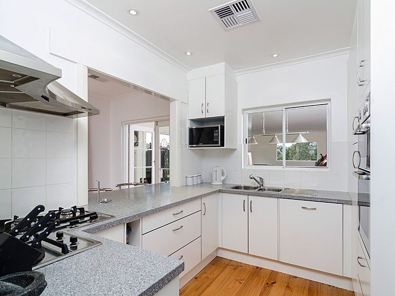 18 Lesley Crescent, Crafers SA 5152